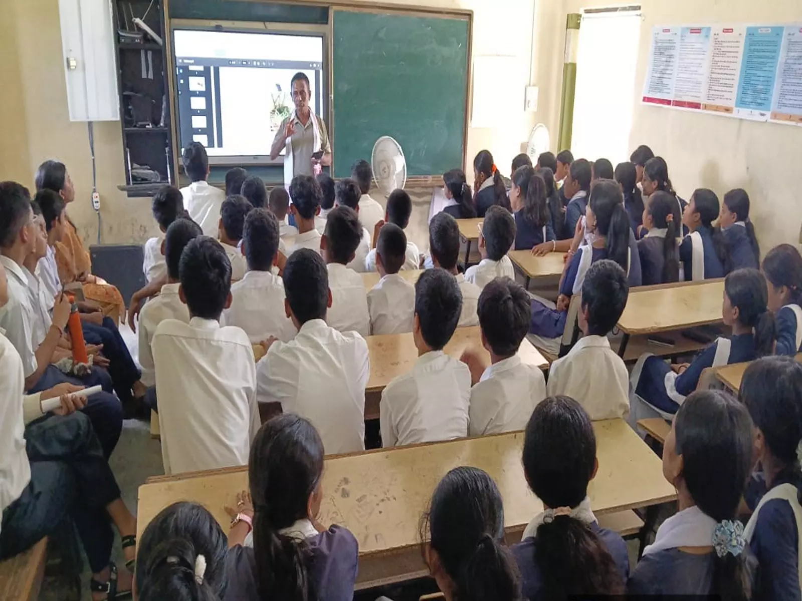 Sivasagar में होगुन मित्र अभियान से भविष्य के संरक्षकों को गिद्धों के बारे में जानकारी दी गई Sivasagar में होगुन मित्र अभियान से भविष्य के संरक्षकों को गिद्धों के बारे में जानकारी दी गई