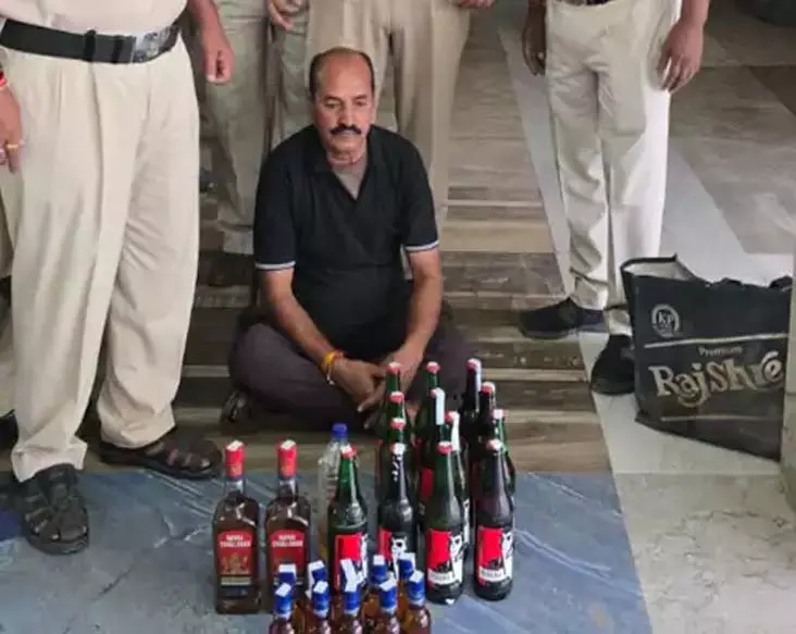 आबकारी उड़नदस्ता टीम की छापेमारी में 13 बीयर और 106 इंजेक्शन बरामद आबकारी उड़नदस्ता टीम की छापेमारी में 13 बीयर और 106 इंजेक्शन बरामद