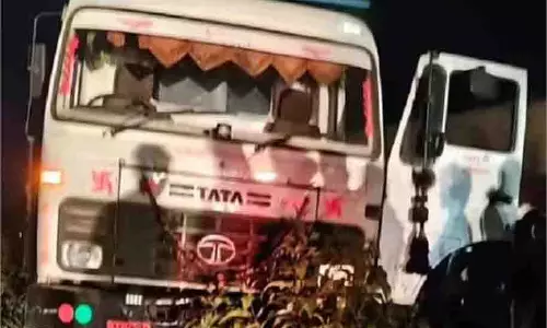 Jabalpur:डंपर चालक ने बाइक सवार  को मारी टक्कर,बेटी और पत्नी की मौत,पति गंभीर