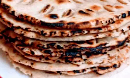 Bhakri: जब चाहें इस गुजराती व्यंजन का आनंद लें Bhakri: जब चाहें इस गुजराती व्यंजन का आनंद लें