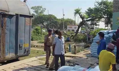 UP News: मालगाड़ी ने तोड़ा स्टॉप, हाई वोल्टेज बिजली के तार टूटे UP News: मालगाड़ी ने तोड़ा स्टॉप, हाई वोल्टेज बिजली के तार टूटे