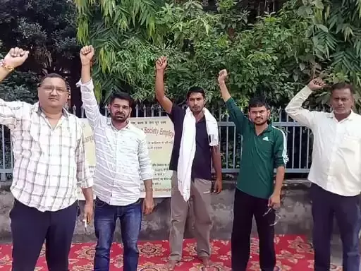 Faridabad: हैफेड कर्मचारियों की हड़ताल से खाद-बीज की सप्लाई रुकी Faridabad: हैफेड कर्मचारियों की हड़ताल से खाद-बीज की सप्लाई रुकी