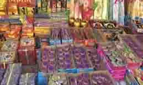 Etawah:   अवैध पटाखों का जखीरा जब्त, एक अभियुक्त गिरफ्तार