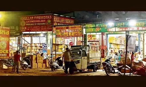 Kurali सिर्फ 30 लाइसेंस, लेकिन 300 पटाखों की दुकानें अवैध रूप से चल रही Kurali सिर्फ 30 लाइसेंस, लेकिन 300 पटाखों की दुकानें अवैध रूप से चल रही