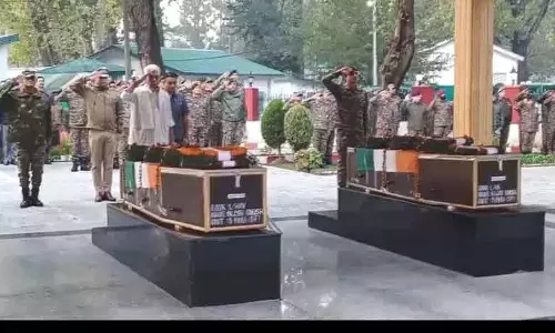 LG Sinha ने कोकरनाग ऑपरेशन में शहीद हुए दो सैनिकों को श्रद्धांजलि दी