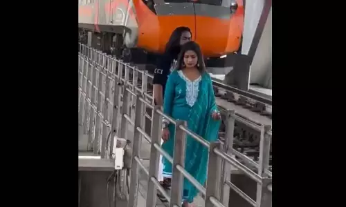 रील का जुनून...ट्रेन के सामने रेलवे पुल पर कपल ने दांव पर लगाई जान, होश उड़ा देगा वीडियो रील का जुनून...ट्रेन के सामने रेलवे पुल पर कपल ने दांव पर लगाई जान, होश उड़ा देगा वीडियो