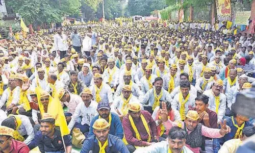 Marathas को कुनबी का दर्जा देने के सरकारी फैसले के खिलाफ ओबीसी ने नागपुर में रैली निकाली Marathas को कुनबी का दर्जा देने के सरकारी फैसले के खिलाफ ओबीसी ने नागपुर में रैली निकाली