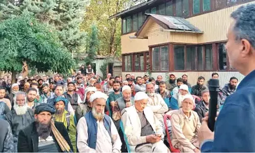Rafi Mir ने दक्षिण कश्मीर के सल्लार में कार्यकर्ताओं की बैठक की अध्यक्षता की Rafi Mir ने दक्षिण कश्मीर के सल्लार में कार्यकर्ताओं की बैठक की अध्यक्षता की
