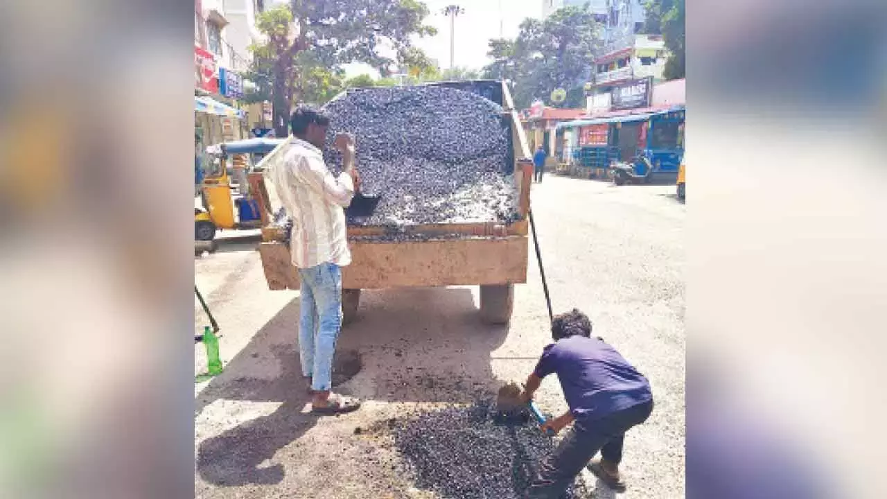 सड़क सुरक्षा अभियान GHMC ने शहर में 14,000 से अधिक गड्ढे भरे सड़क सुरक्षा अभियान GHMC ने शहर में 14,000 से अधिक गड्ढे भरे