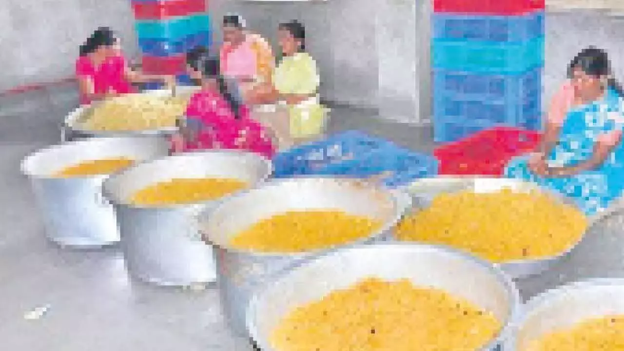 Telangana : मंत्री ने वेमुलावाड़ा मंदिर में बासी लड्डू के आरोपों की जांच की Telangana : मंत्री ने वेमुलावाड़ा मंदिर में बासी लड्डू के आरोपों की जांच की