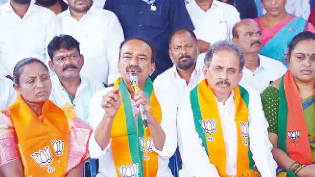 Telangana : ईटाला ने बी.सी. आरक्षण में निष्ठाहीनता के लिए कांग्रेस पर निशाना साधा Telangana : ईटाला ने बी.सी. आरक्षण में निष्ठाहीनता के लिए कांग्रेस पर निशाना साधा