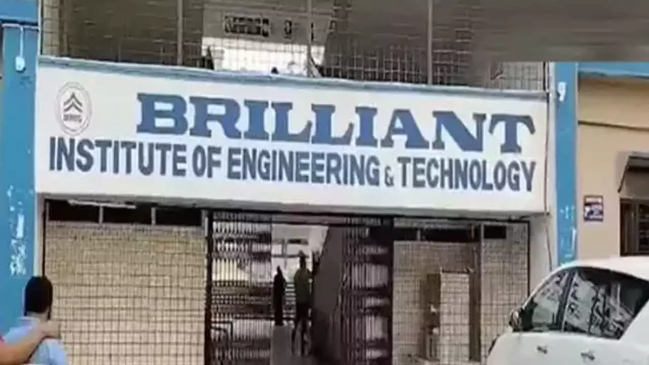 Telangana : शहर के इंजीनियरिंग कॉलेज से एक करोड़ रुपये की नकदी चोरी Telangana : शहर के इंजीनियरिंग कॉलेज से एक करोड़ रुपये की नकदी चोरी