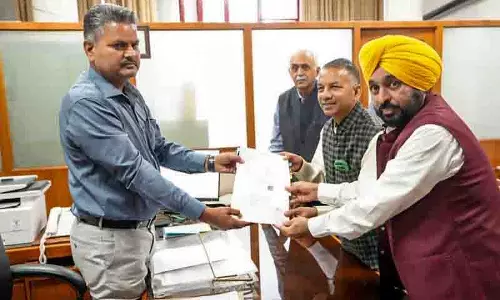 आप उम्मीदवार Rajinder Gupta ने राज्यसभा चुनाव के लिए पर्चा दाखिल किया आप उम्मीदवार Rajinder Gupta ने राज्यसभा चुनाव के लिए पर्चा दाखिल किया