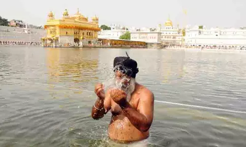 Amritsar संस्थापक गुरु रामदास के आदर्शों का पालन करने का प्रयास करता है Amritsar संस्थापक गुरु रामदास के आदर्शों का पालन करने का प्रयास करता है