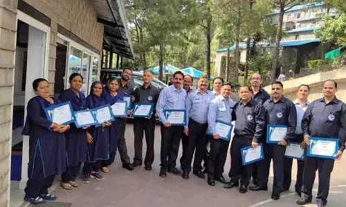 Himachal: पाइनग्रोव ने समर्पित सेवा के लिए सहायक कर्मचारियों को सम्मानित किया Himachal: पाइनग्रोव ने समर्पित सेवा के लिए सहायक कर्मचारियों को सम्मानित किया