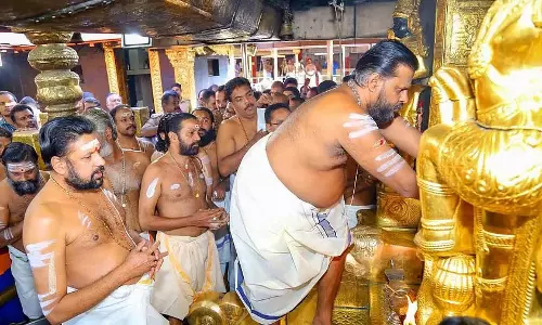 Sabarimala: न्यायमूर्ति के टी शंकरन कीमती सामानों की सूची तैयार करने के लिए पहाड़ी मंदिर पहुंचे Sabarimala: न्यायमूर्ति के टी शंकरन कीमती सामानों की सूची तैयार करने के लिए पहाड़ी मंदिर पहुंचे