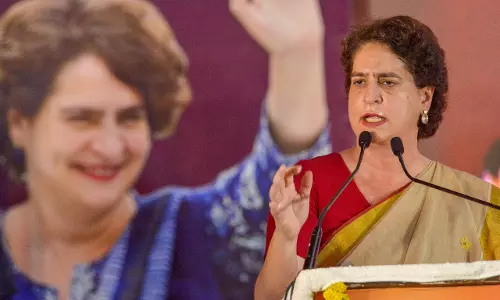 अफगान प्रेस कॉन्फ्रेंस में महिला पत्रकारों के बहिष्कार पर केंद्र जिम्मेदार अफगान प्रेस कॉन्फ्रेंस में महिला पत्रकारों के बहिष्कार पर केंद्र जिम्मेदार