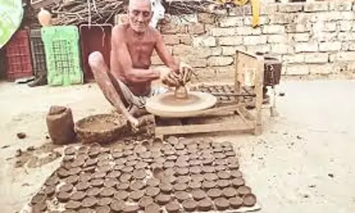 Farrukhabad: मिट्टी के कारीगर दीपावली के लिए दीपक तैयार करने में जुटे Farrukhabad: मिट्टी के कारीगर दीपावली के लिए दीपक तैयार करने में जुटे