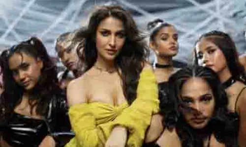 Elli Avram ने ज़ार ज़ार में दिखाई नई नृत्य शैली Elli Avram ने ज़ार ज़ार में दिखाई नई नृत्य शैली
