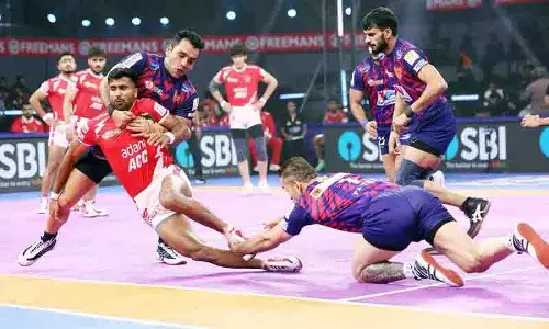 Dabang Delhi KC ने गुजरात जायंट्स को 39-33 से हराकर दोहरा शतक पूरा किया Dabang Delhi KC ने गुजरात जायंट्स को 39-33 से हराकर दोहरा शतक पूरा किया