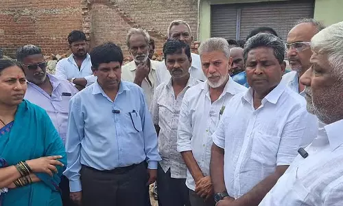 पार्किंग व्यवस्था : विधायक एम. रूपकला ने व्यापारियों को समझाया पार्किंग व्यवस्था : विधायक एम. रूपकला ने व्यापारियों को समझाया