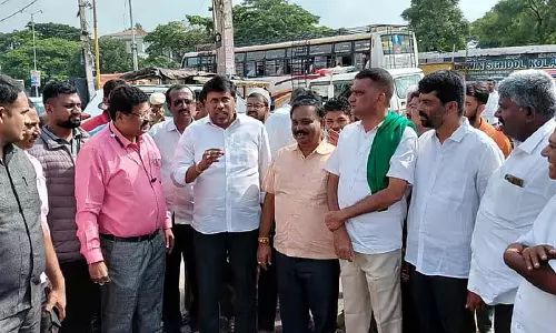 Kolar : सांसद एम. मल्लेश ने पुराने बस स्टैंड का निरीक्षण किया Kolar : सांसद एम. मल्लेश ने पुराने बस स्टैंड का निरीक्षण किया