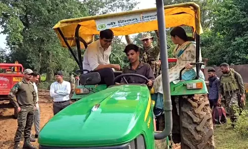 घनघोर जंगल में 5 किलोमीटर पैदल चले कलेक्टर, सुरक्षा कैंप में जवानों से मिले