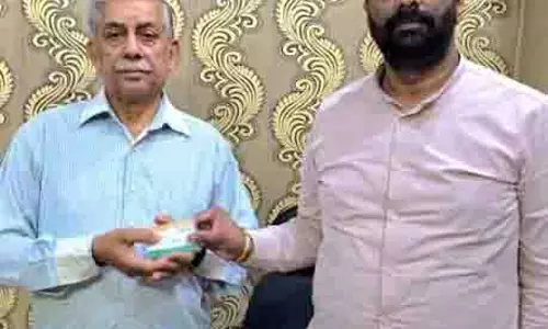 Keshav Chopra ने स्थानीय लोगों को कल्याण कार्ड वितरित किए Keshav Chopra ने स्थानीय लोगों को कल्याण कार्ड वितरित किए