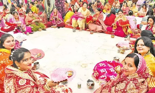 Bareilly: सामूहिक पूजा के दौरान महिलाओं ने हरि मंदिर में सजाई थालियां
