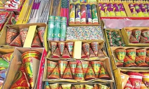 Bareilly: दीपावली से पूर्व पटाखा व्यापारियों के गोदामों और दुकानों का निरीक्षण Bareilly: दीपावली से पूर्व पटाखा व्यापारियों के गोदामों और दुकानों का निरीक्षण