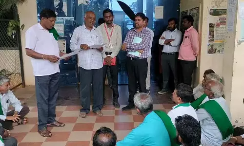 Hanagal : किसानों ने उद्यान विभाग का किया घेराव Hanagal : किसानों ने उद्यान विभाग का किया घेराव
