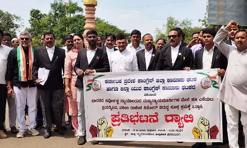 Bagalkot : जूता फेंकने की घटना की निंदा करते हुए विरोध प्रदर्शन