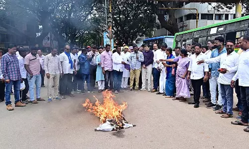 Hubli : मुख्य न्यायाधीश के अपमान की निंदा करते हुए विरोध प्रदर्शन