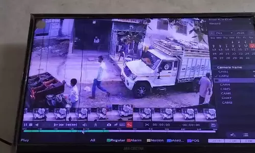 Baghpat: बागपत में दबंगों की बेरहमी, व्यापारी की पिटाई सीसीटीवी में कैद Baghpat: बागपत में दबंगों की बेरहमी, व्यापारी की पिटाई सीसीटीवी में कैद