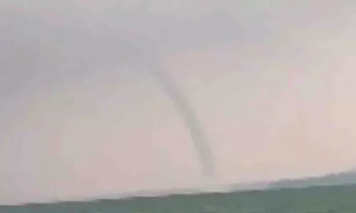 Chilika के ऊपर विशाल बवंडर से पर्यटकों और मछुआरों में दहशत फैल गई Chilika के ऊपर विशाल बवंडर से पर्यटकों और मछुआरों में दहशत फैल गई