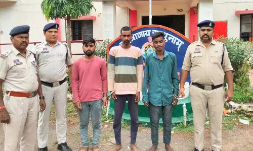 बीड़ी मांगने पर हत्या, अभनपुर में तीन हत्यारे गिरफ्तार बीड़ी मांगने पर हत्या, अभनपुर में तीन हत्यारे गिरफ्तार