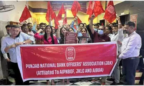 PNB अधिकारियों ने लंबे समय से लंबित सेवा मुद्दों को लेकर विरोध प्रदर्शन किया PNB अधिकारियों ने लंबे समय से लंबित सेवा मुद्दों को लेकर विरोध प्रदर्शन किया