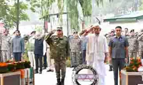 जम्मू-कश्मीर के LG ने दो सैनिकों को श्रद्धांजलि दी जम्मू-कश्मीर के LG ने दो सैनिकों को श्रद्धांजलि दी