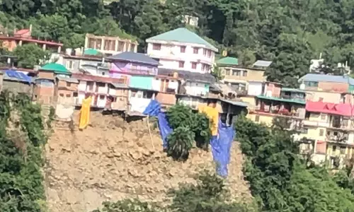 Mandi: आपदा पीड़ितों को एसआरडीए ने दी नकद राहत Mandi: आपदा पीड़ितों को एसआरडीए ने दी नकद राहत