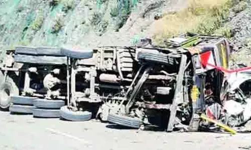 RAMBAN: कार-ट्रक दुर्घटना में वकील की मौत, 4 घायल