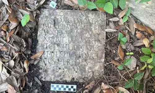 2,000 साल पुराना रोमन क़ब्र का पत्थर New Orleans के पिछवाड़े में कैसे पहुंचा?