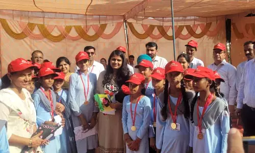 Ganganagar: जिला कलेक्टर ने मेडल सौंप कर बढ़ाया बालिकाओं का हौसला
