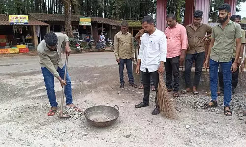 Hebri : सड़क मरम्मत की मांग को लेकर विरोध प्रदर्शन