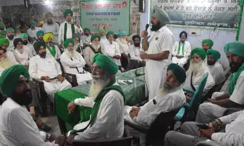 Ludhiana: किसान उचित मुआवजे और संशोधित खरीद मानदंडों की मांग कर रहे Ludhiana: किसान उचित मुआवजे और संशोधित खरीद मानदंडों की मांग कर रहे