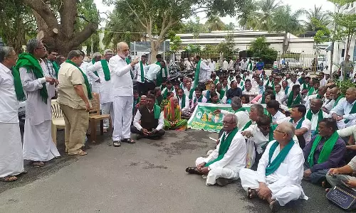 Chitradurga: अत्यधिक वर्षा और सूखे से राहत की मांग Chitradurga: अत्यधिक वर्षा और सूखे से राहत की मांग