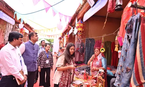 Jaipur: मेले में सजे पारंपरिक मिट्टी शिल्प ने आकर्षित किया आगंतुकों का ध्यान Jaipur: मेले में सजे पारंपरिक मिट्टी शिल्प ने आकर्षित किया आगंतुकों का ध्यान