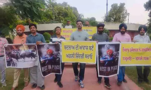 Chandigarh: आवारा पशुओं से सड़क पर होने वाले खतरों के बारे में जागरूकता बढ़ाने के लिए मार्च निकाला गया Chandigarh: आवारा पशुओं से सड़क पर होने वाले खतरों के बारे में जागरूकता बढ़ाने के लिए मार्च निकाला गया