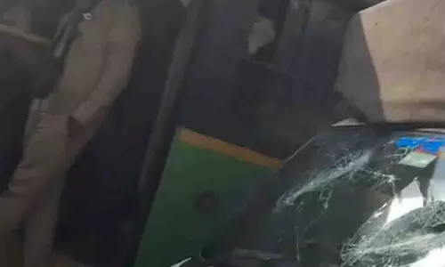 Pune: मगरपट्टा में टेम्पो चालक पर हॉकी स्टिक से हमला Pune: मगरपट्टा में टेम्पो चालक पर हॉकी स्टिक से हमला