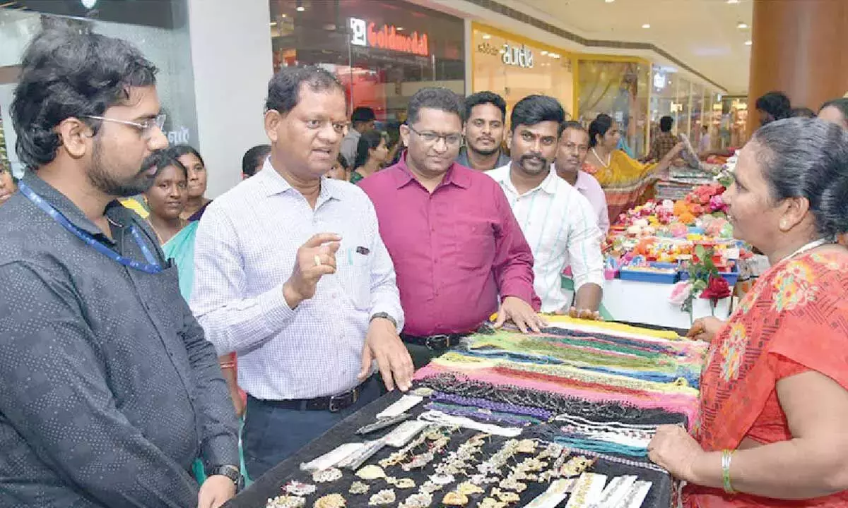 Andhra Pradesh : स्टॉल इन मॉल’ प्रदर्शनी का उद्घाटन Andhra Pradesh : स्टॉल इन मॉल’ प्रदर्शनी का उद्घाटन