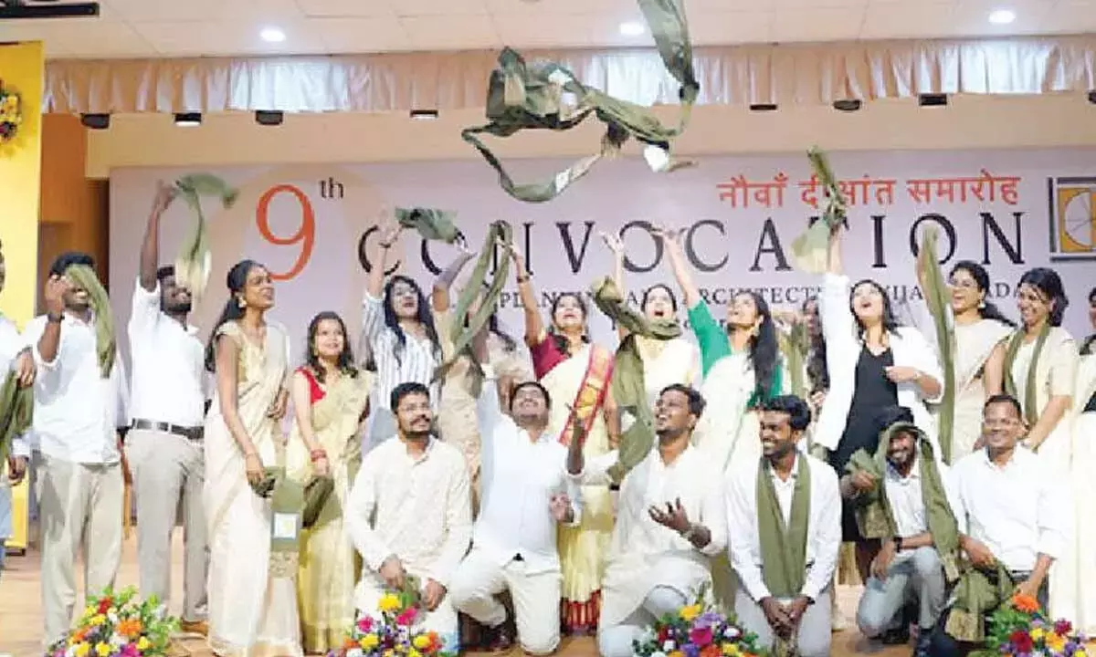 IIT निदेशक ने स्नातकों से भारत के शहरी परिवर्तन का नेतृत्व करने का आह्वान किया IIT निदेशक ने स्नातकों से भारत के शहरी परिवर्तन का नेतृत्व करने का आह्वान किया